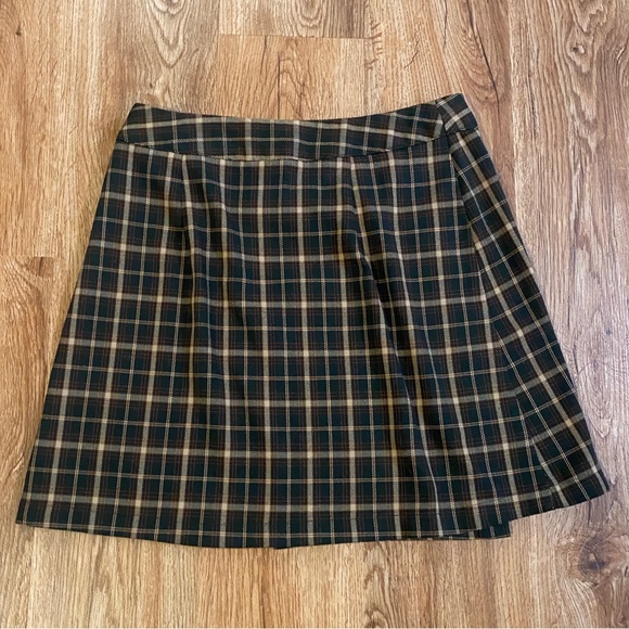 Brandy Melville Green Plaid Skirt - Picture 2 of 7